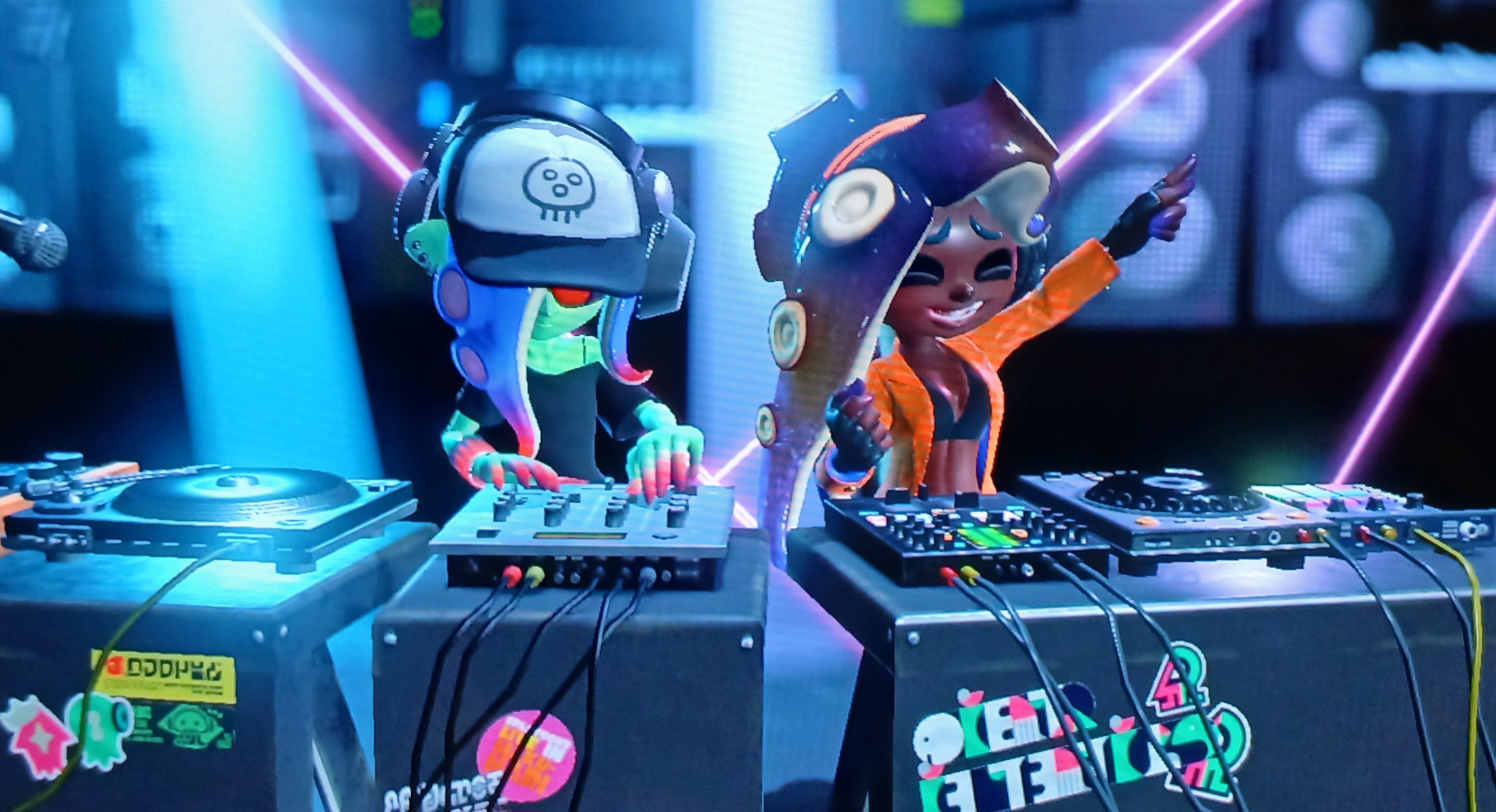 Marina and Acht DJ-ing in Side Order